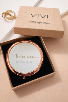 Peegel  "imeline naine"